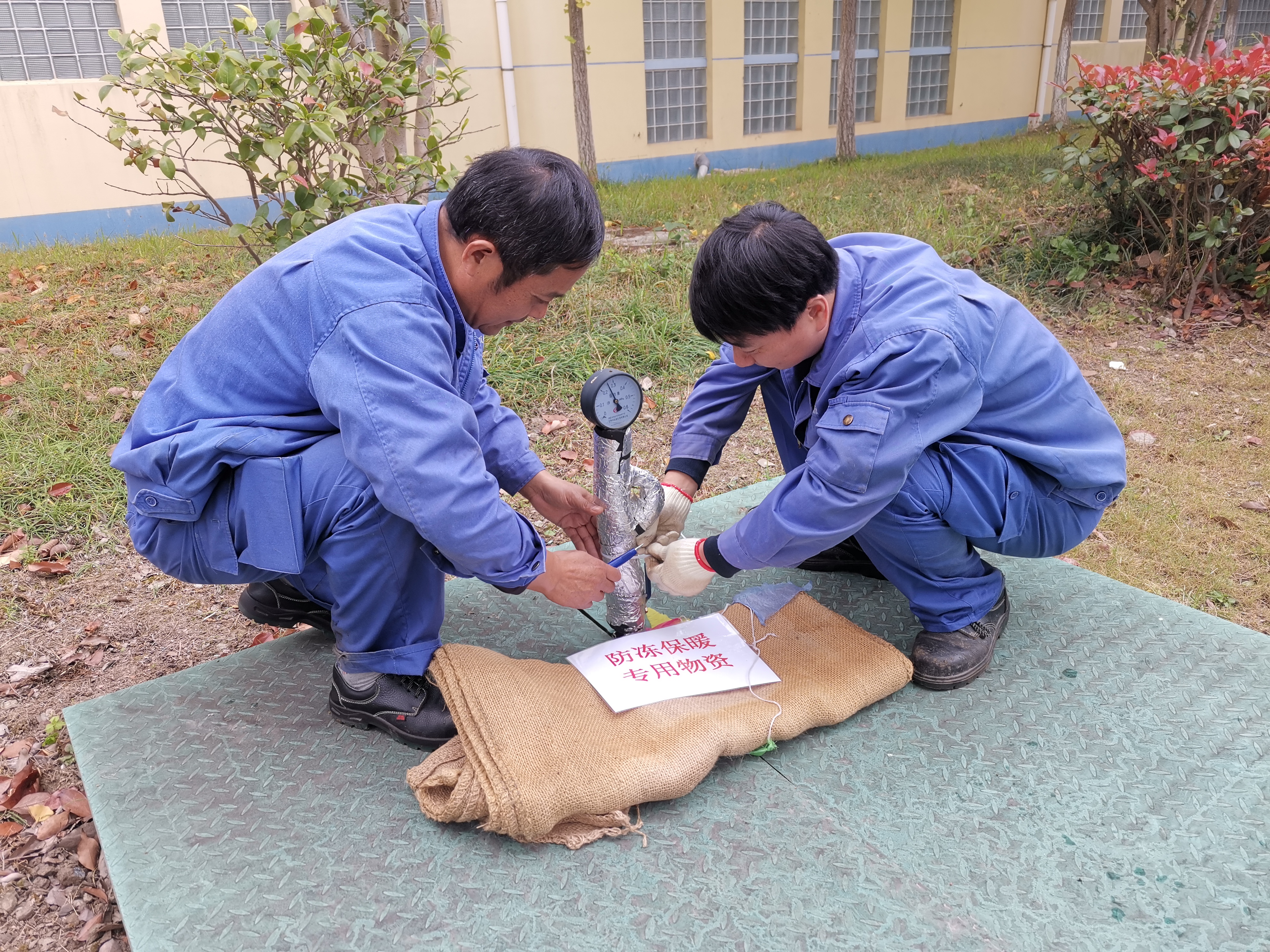 qmh球盟会官网水务原水公司长江原水厂对厂区内袒露管路包裹防冻铝箔保暖棉.jpg